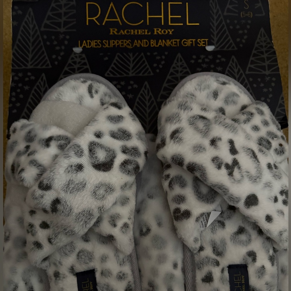 RACHEL Rachel Roy Plush Cheetah Slippers & Blanket Gift Set Cozy NWT - Picture 6 of 8